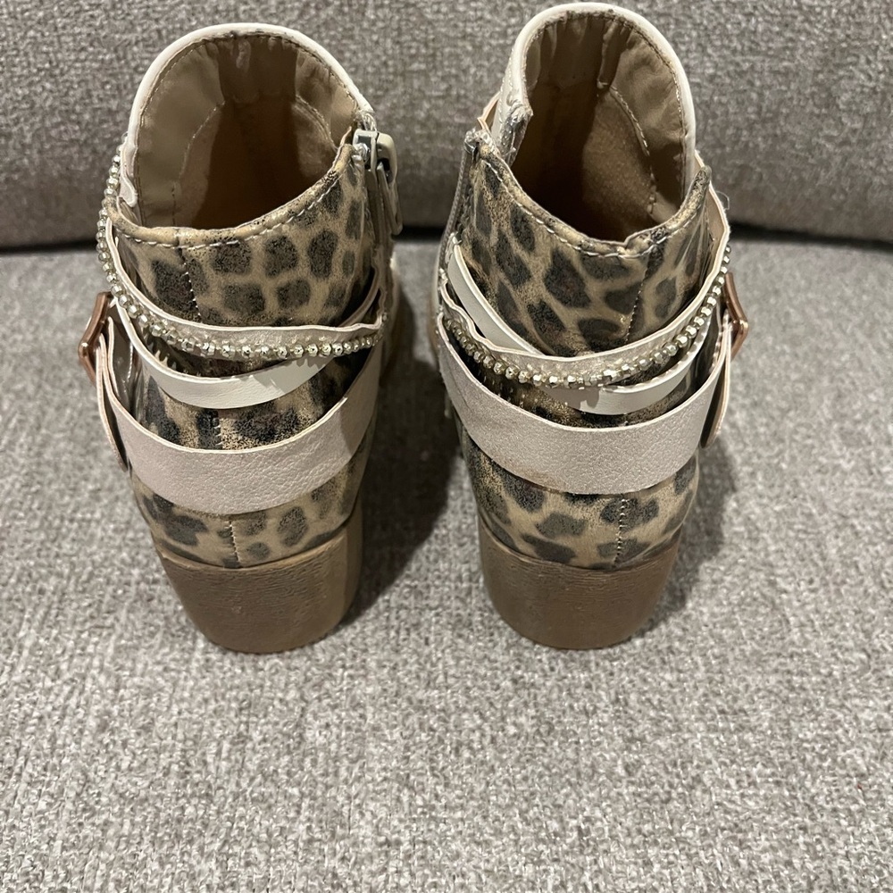 Girls boots size 2M. Color cream/beige. Leopard print in the back. Side zippers! - Picture 5 of 13